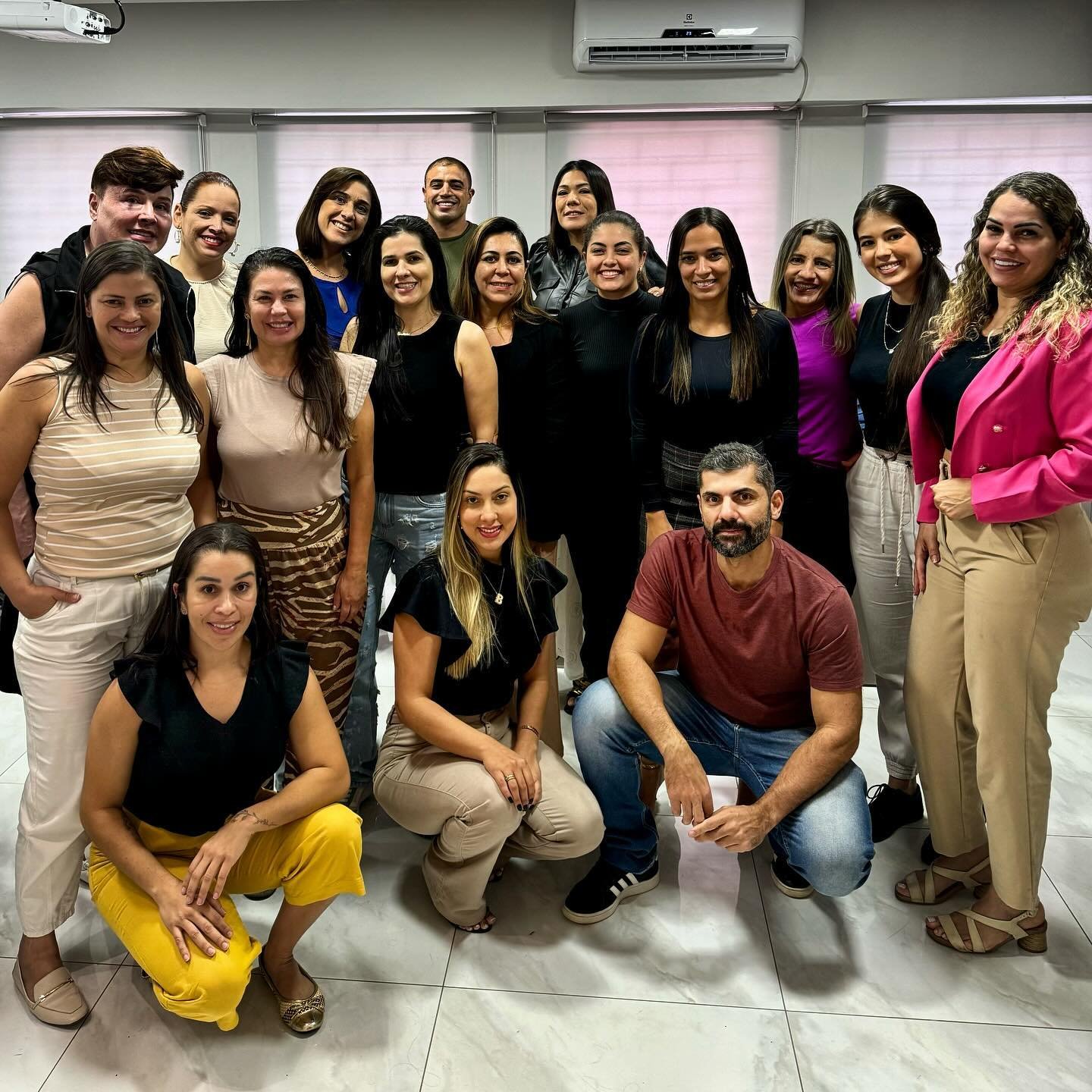 Turma de formação reunida em sala com certificados