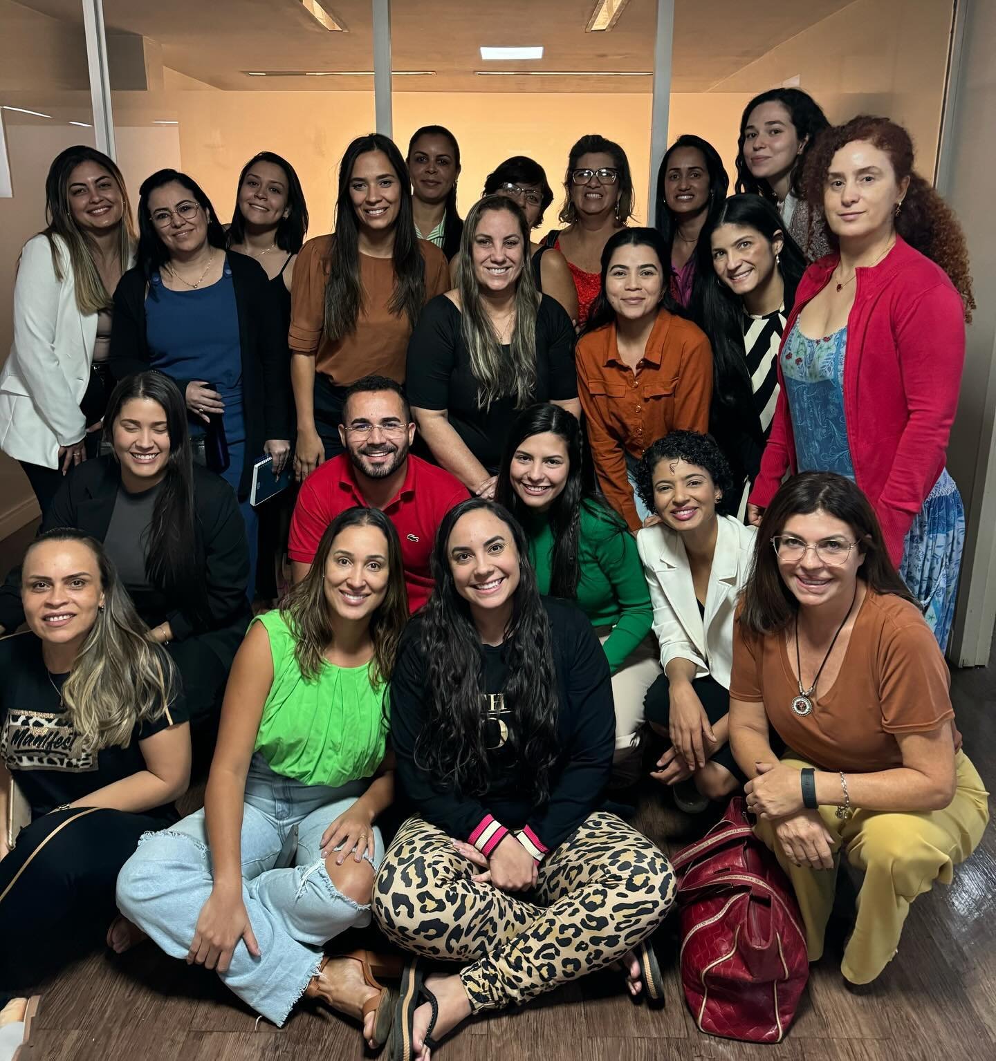 Turma de profissionais reunida após a formação